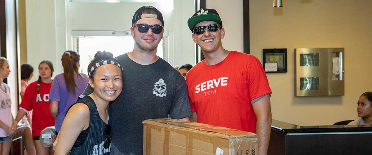 Three students serving at move in day.